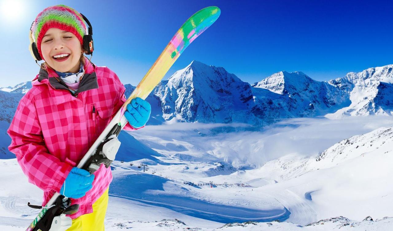 Skiing, Walking, Enjoying In Mountains Бансько Екстер'єр фото
