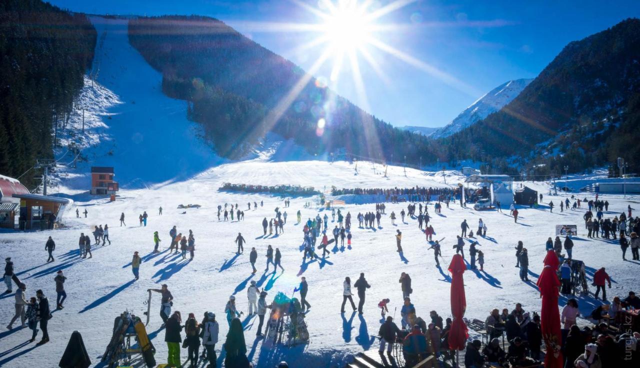 Skiing, Walking, Enjoying In Mountains Бансько Екстер'єр фото