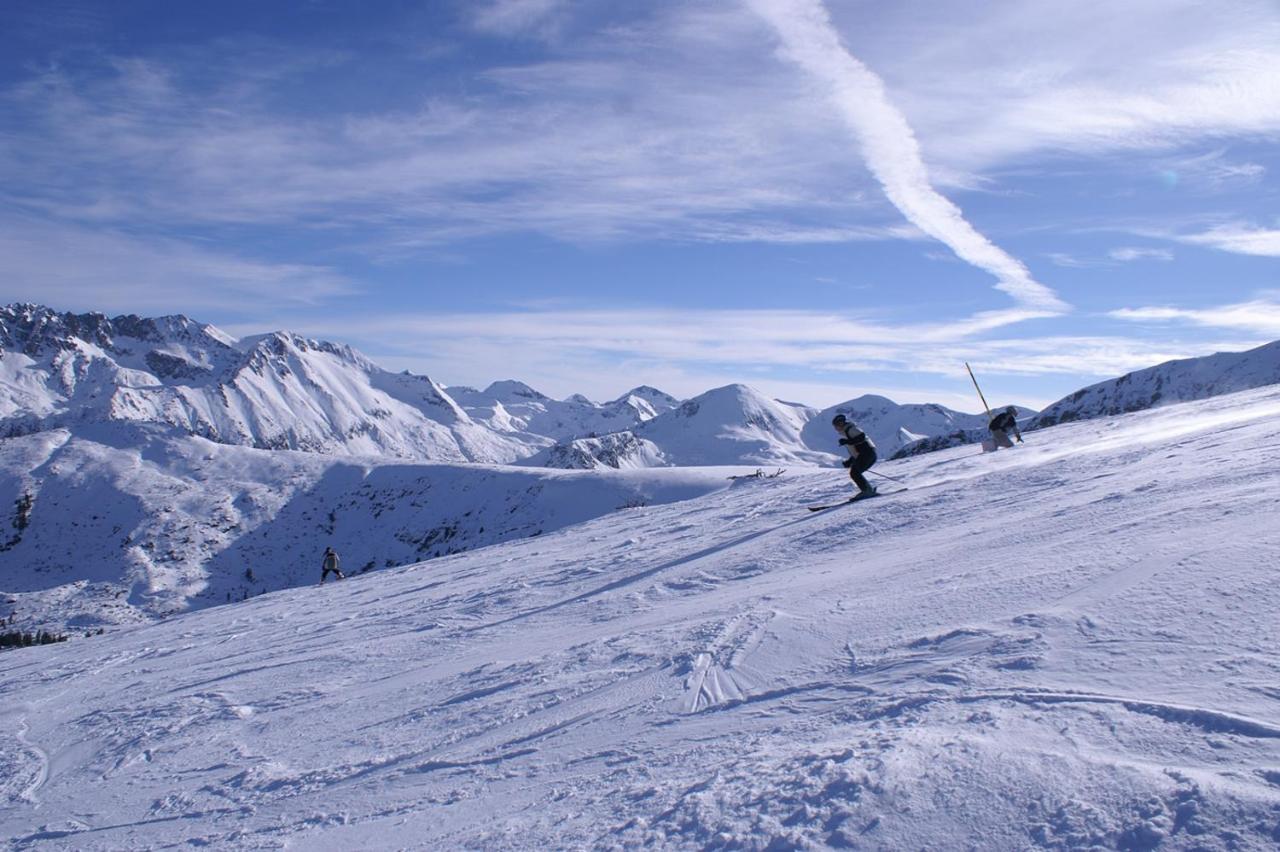 Skiing, Walking, Enjoying In Mountains Бансько Екстер'єр фото